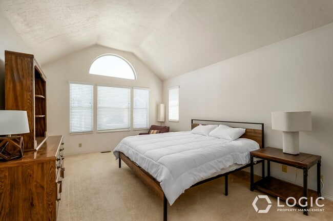 Building Photo - Fully Furnished Row End Townhome!