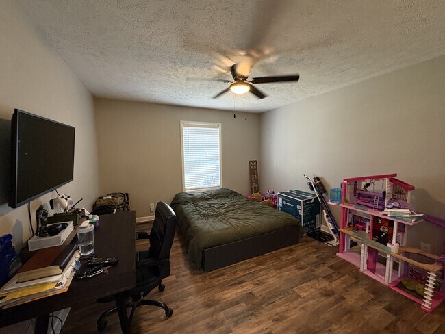 Building Photo - 515 Fox Trot Dr