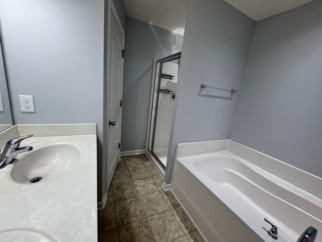 Building Photo - MOVE IN READY! 3 Bed 2.5 Bath Town Home