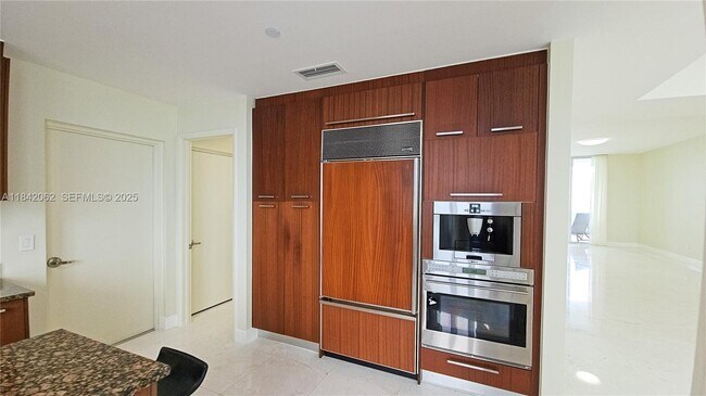 Building Photo - 15901 Collins Ave