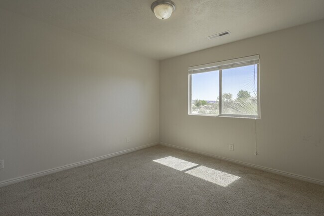 Building Photo - 4 Bedroom in Amber Estates - New LVP Floor...