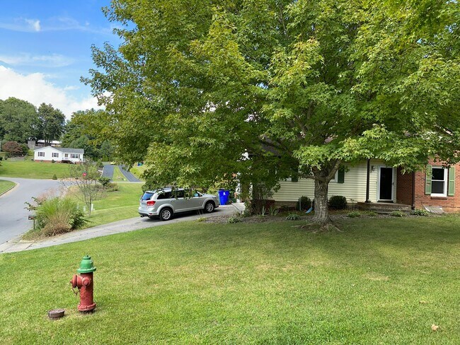 Building Photo - Updated 3 Bedroom 2.5 Bath Home on Hardwoo...