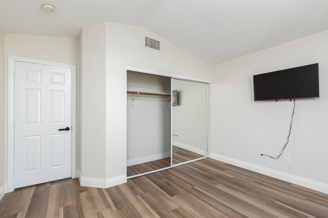 Building Photo - Recently renovated 4 br home in the Southwest