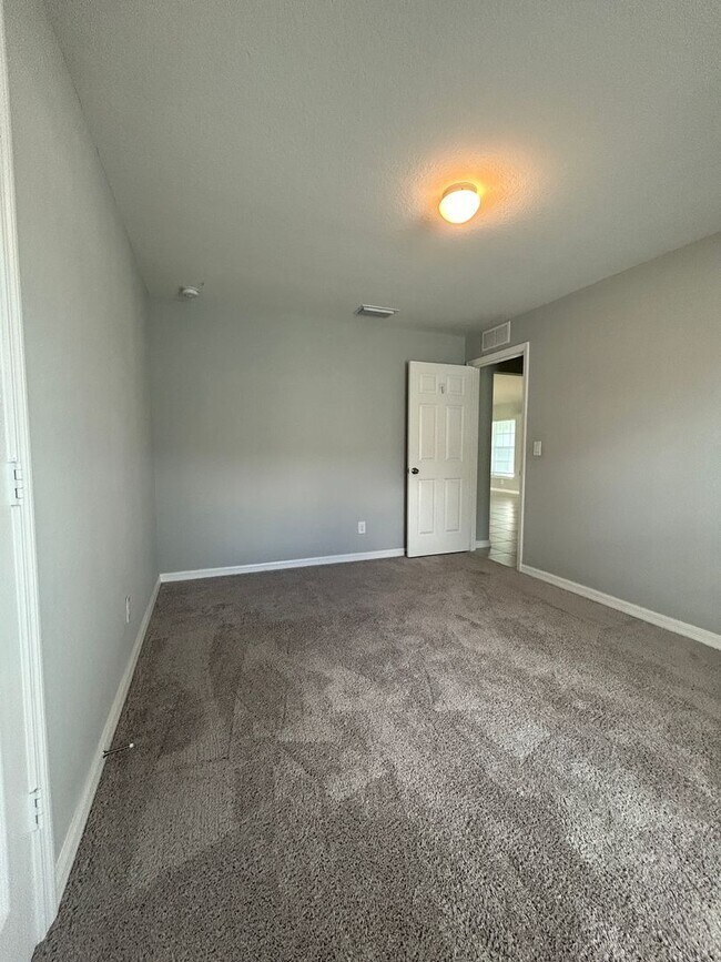 Building Photo - Don't Miss This 4 Bed, 2 Bath Home with Fe...