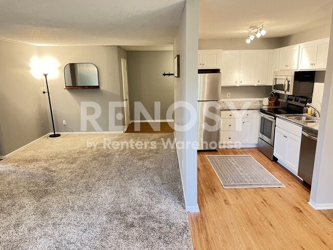 Building Photo - 1BR 1BA CONDO IN Plymouth!