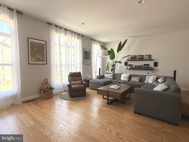 Building Photo - 12305 W Oaks Dr