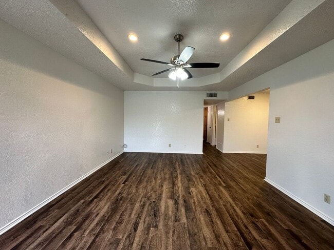 Building Photo - Coming Soon! Nice 2 Bedroom, 2 Full Bath Duplex Located in Saginaw.