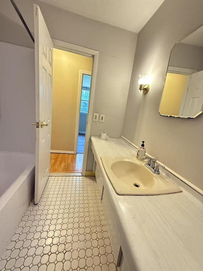 Building Photo - 90 University Heights Dr