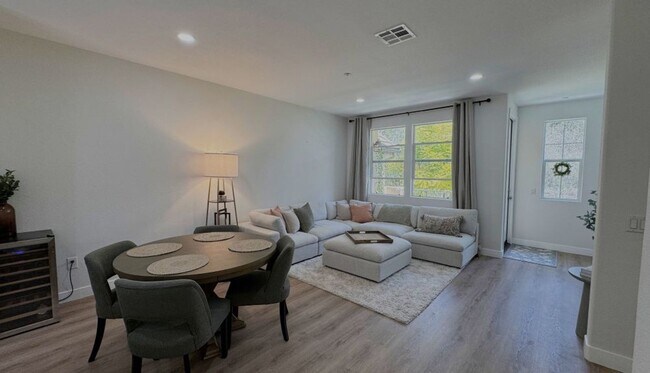 Building Photo - Beautiful Tri-Level 3BD/2BA Townhome in Greystone at Eastlake – Eastlake Chula Vista