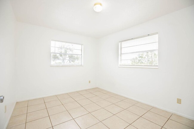 Building Photo - Beautiiful Palm Gardens 2 bedroom, 1 bath ...