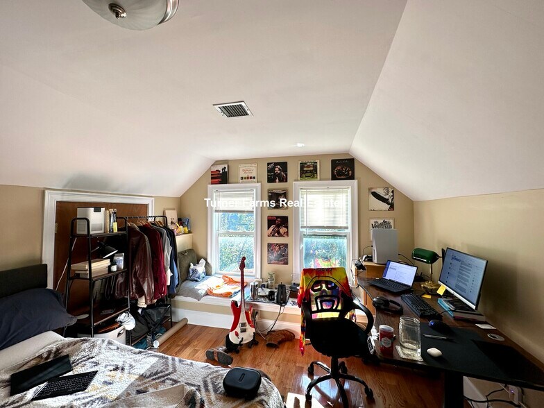 Building Photo - 44 Hillside St