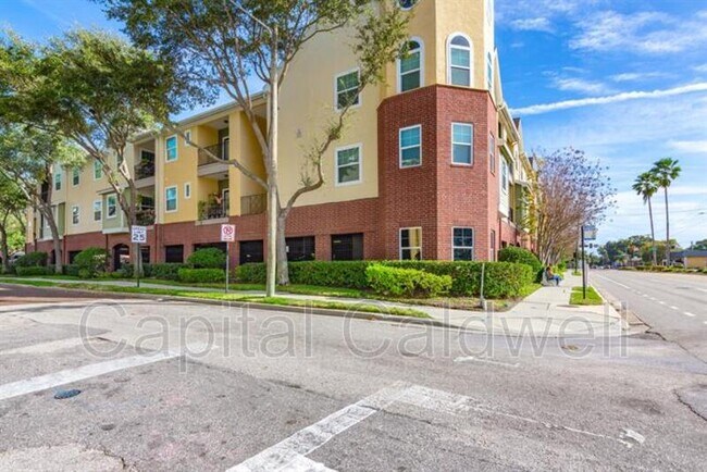 Building Photo - 2010 E Palm Ave