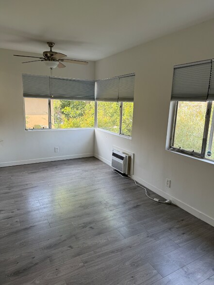 Building Photo - 2140 Beachwood Dr