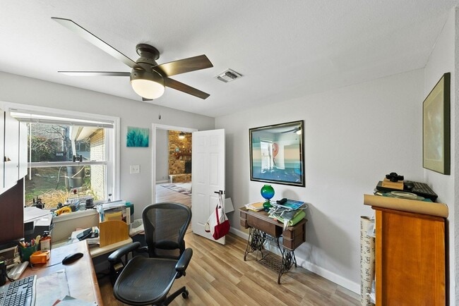 Building Photo - 1213 Donna Kay Dr
