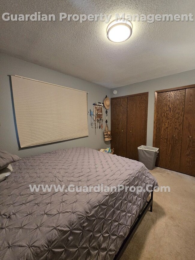 Building Photo - Split Level Home in Roseville Available 8/...
