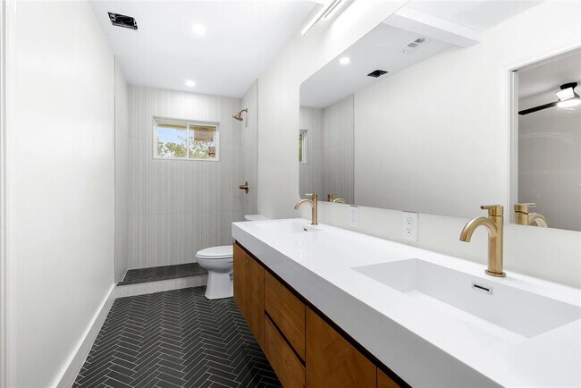 Building Photo - 1403 Creekview Dr