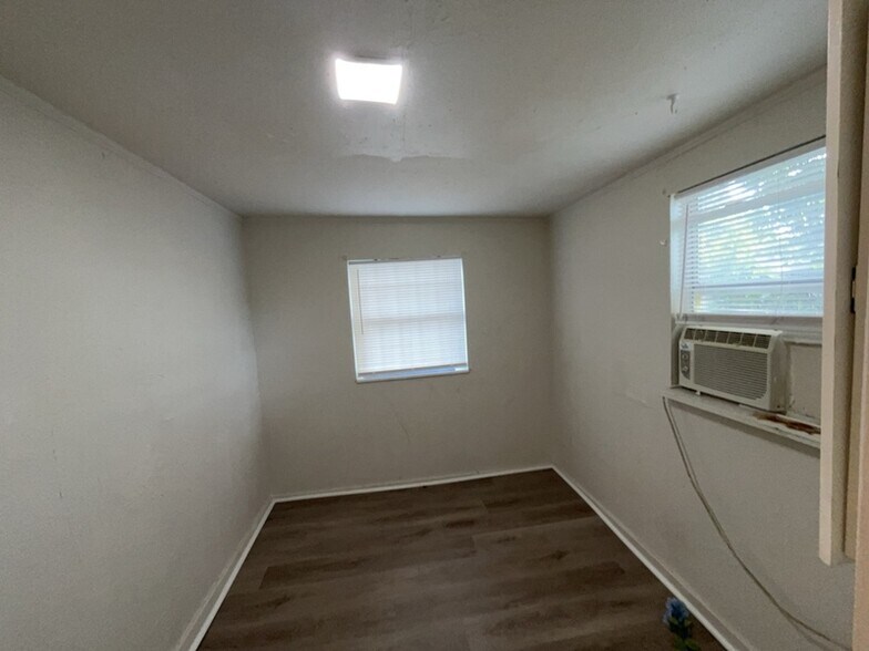 Building Photo - 1409 S Westmoreland Dr