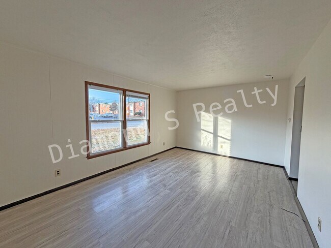 Building Photo - Cute 2 bedroom Duplex Unit Available Now!