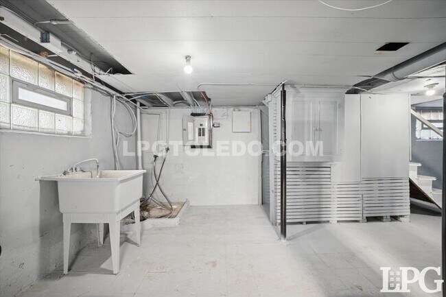 Building Photo - 5455 Douglas Rd