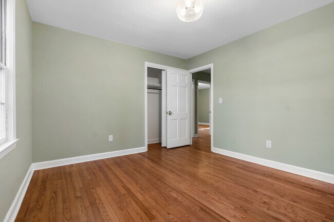 Building Photo - 2201 Knollwood Dr