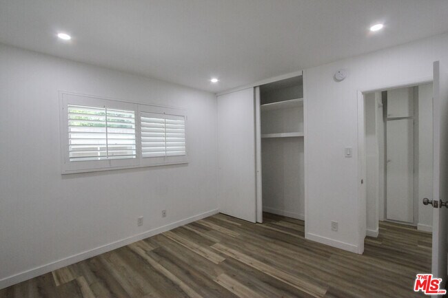 Building Photo - 12942 Moorpark St