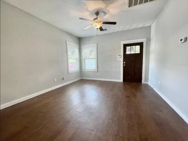 Building Photo - Spacious 4X2 North Loop Duplex