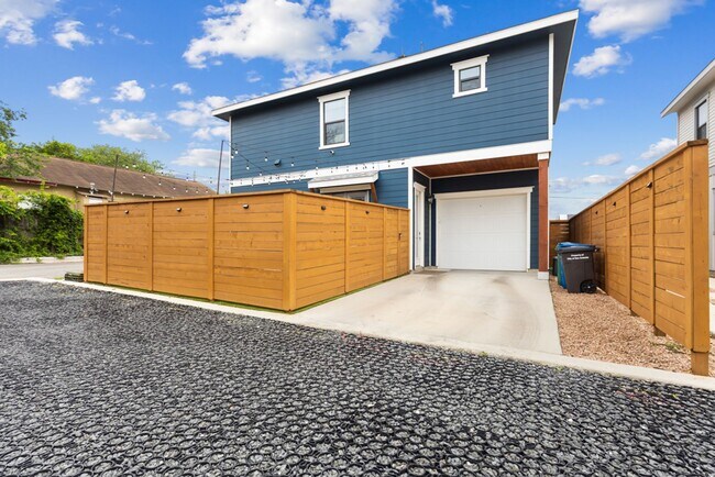 Building Photo - Charming Home Awaits: Spacious & Modern Living in a Prime Location