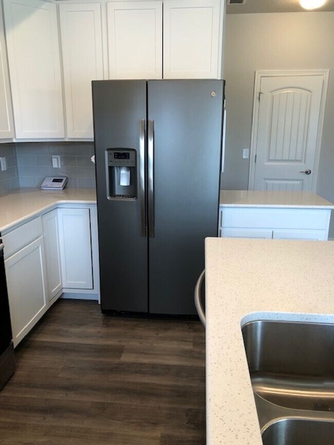 Building Photo - Beautiful 3 bed, 3 bath Townhome in West W...