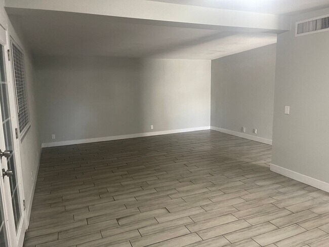 Building Photo - NEWLY REMODELED 3 BEDROOM 2 BATH HOME COME...