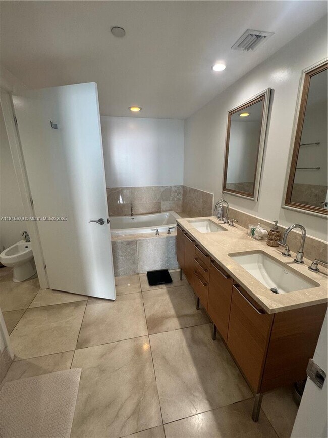 Building Photo - 17001 Collins Ave
