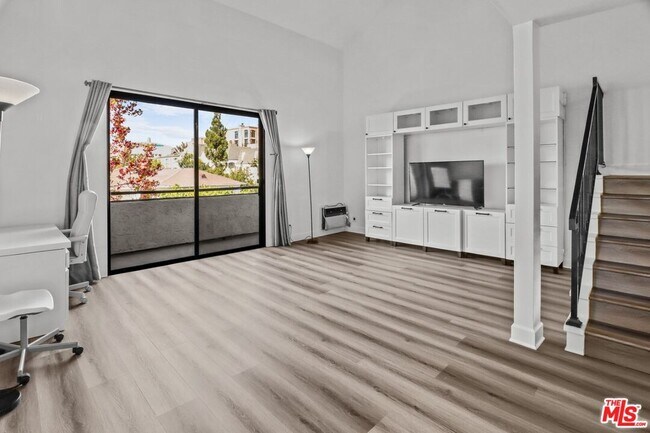Building Photo - 10982 Roebling Ave