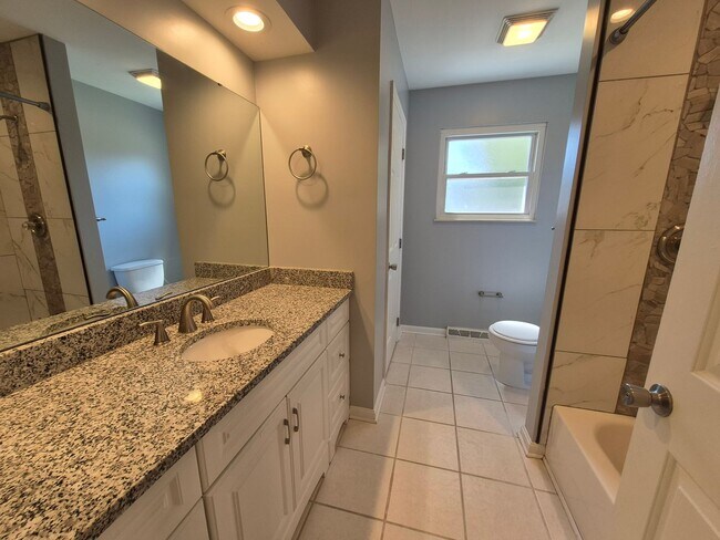 Building Photo - Large 2 story home!!