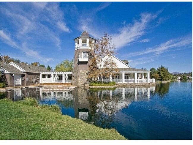 Building Photo - Refined Living in the Heart of Valencia