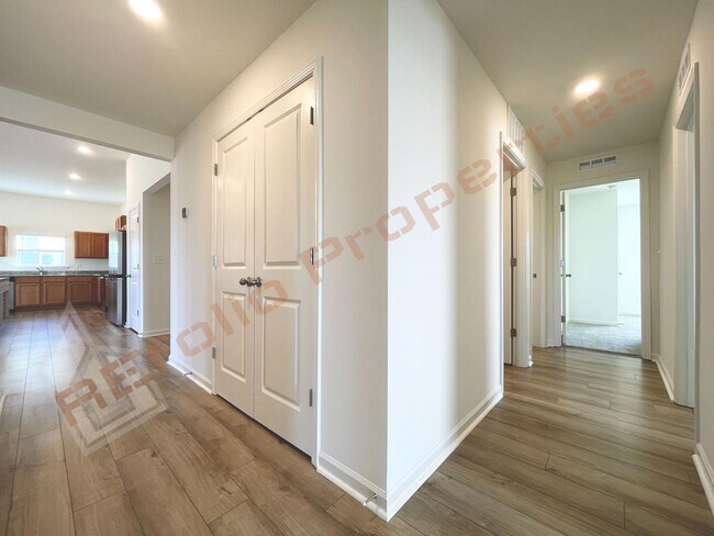 Building Photo - 6117 Oak Psge Dr