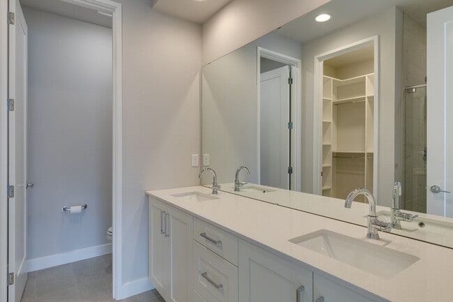 Building Photo - *Beautiful Modern 3 Bed Kirkland Townhome Available Now!*