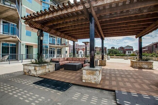 Building Photo - 1001 Belleview St