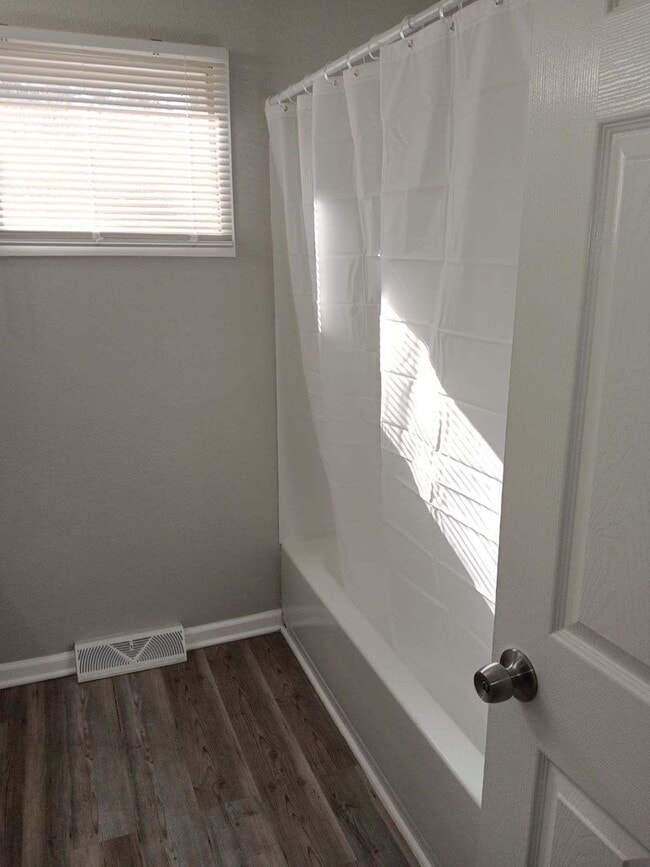 Building Photo - 3 bedroom 1 bath in Southwest Topeka