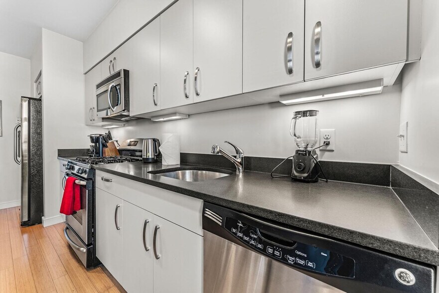 Building Photo - 601 Albany St