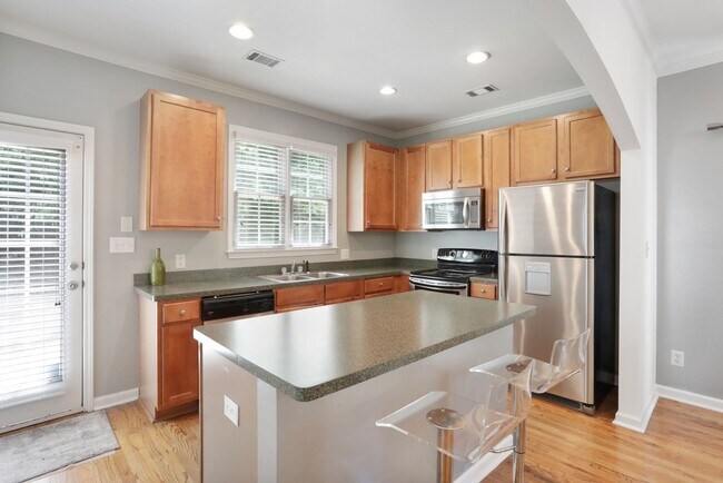 Building Photo - Spacious Grant Park Home