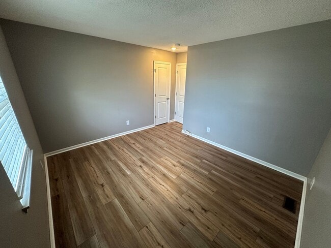 Building Photo - Spacious 3 Bedroom 2 Bath Townhome