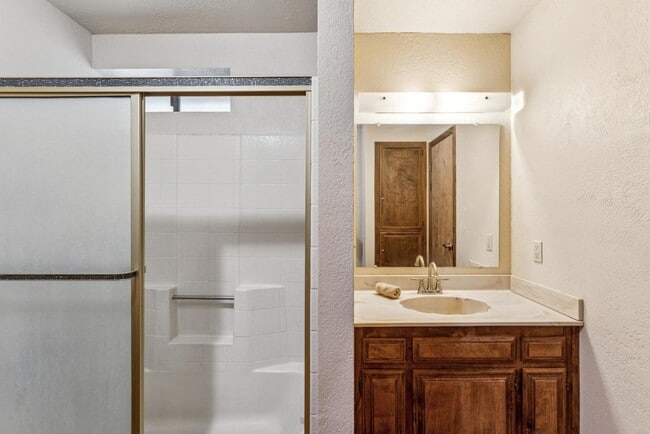 Building Photo - 725 Ivy Ln