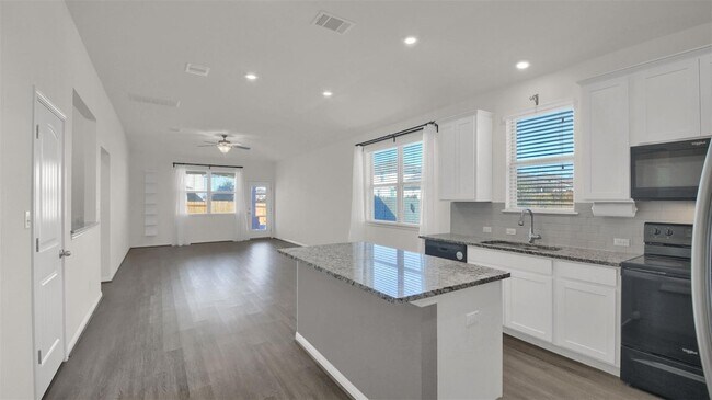 Building Photo - 19032 Quebrada Dr