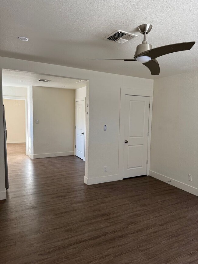 Building Photo - TRI PLEX in midtown..1 bedroom 1 bath with...