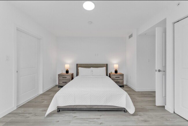 Building Photo - Northeast 160th Street, Miami, FL 33162 - 2 BR 2.5 BA townhouse