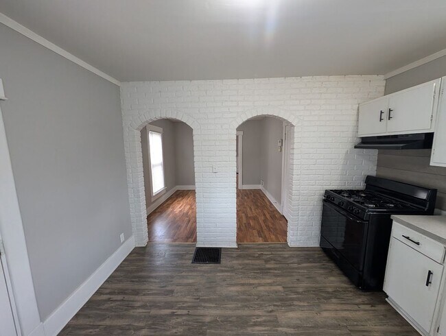 Building Photo - Spacious 3-Bedroom, 1.5-Bathroom Home with Garage – $1,550/Month - Accepting Section 8
