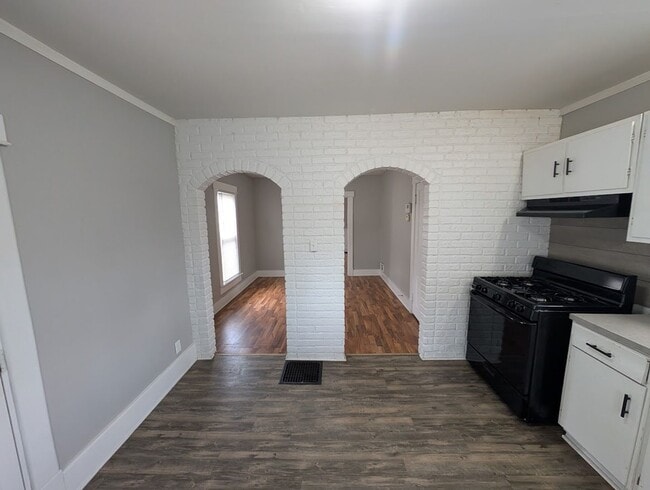 Building Photo - Spacious 3-Bedroom, 1.5-Bathroom Home with Garage – $1,650/Month - Accepting Section 8
