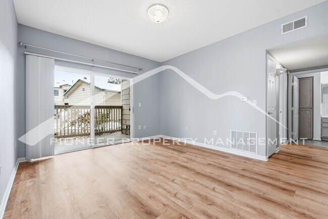 Building Photo - Spacious Condo with Washer/Dryer and Central AC