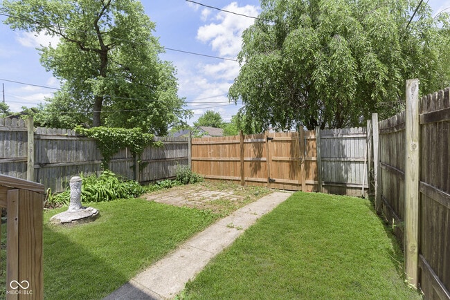 Building Photo - 1432 Sturm Ave