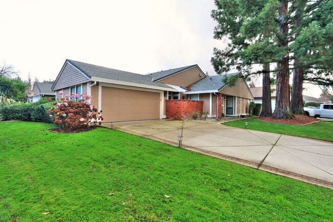 Building Photo - Beautiful corner halfplex available now for rent!