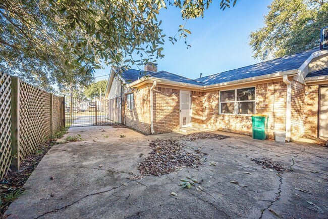 Building Photo - 3 Bedroom 2 Bath Back Bay Luxury Rental Home